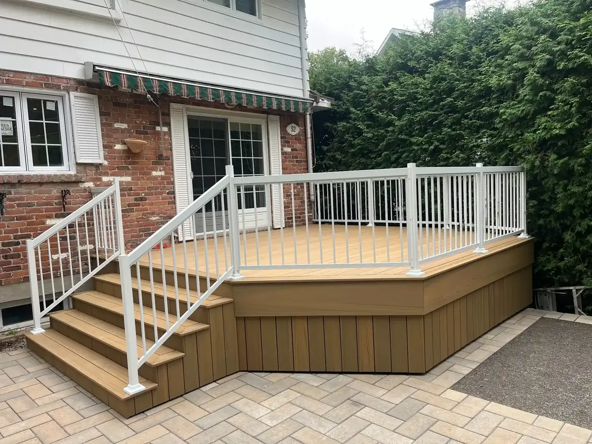 Construction de terrasse en bois traité avec rampe blanche à Lanaudière